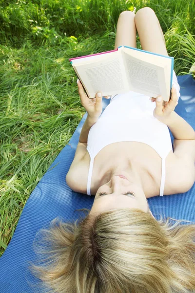 美しい若い女性は自然に本を読んで — ストック写真
