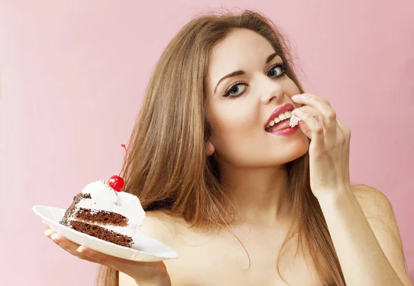 Mulher Bonita Segurando Pedaço Bolo Chocolate — Fotografia de Stock