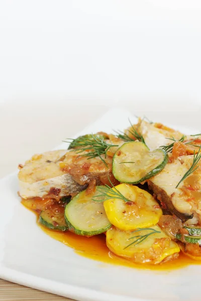 Pescado Mar Horno Con Calabacín Fresco Plato Dietético — Foto de Stock