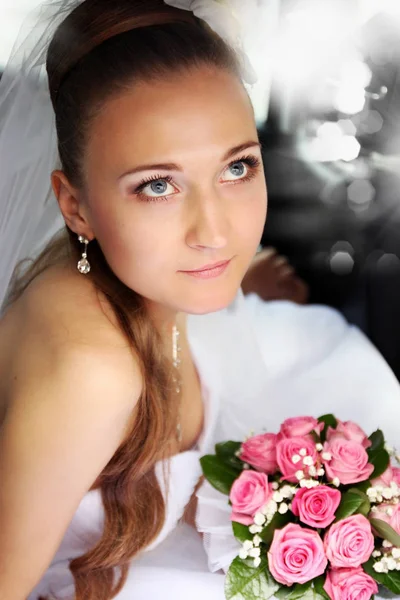 Мечтательная Красивая Невеста Сидит Машине — стоковое фото