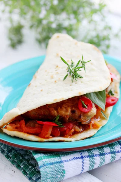 Pão Pita Recheado Com Carne Molho Pimenta — Fotografia de Stock