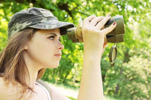 Portret Van Meisje Die Naar Verrekijker Kijkt — Stockfoto