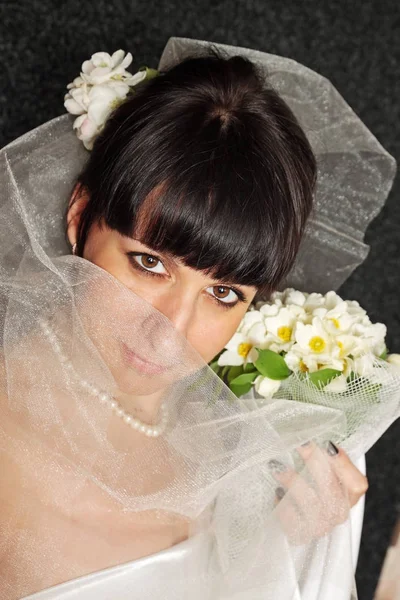 Noiva Com Buquê Rosto Coberto Pelo Véu — Fotografia de Stock