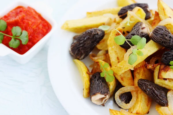 Fried Potatoes Thyme Arugula Mushroom — Stock Photo, Image