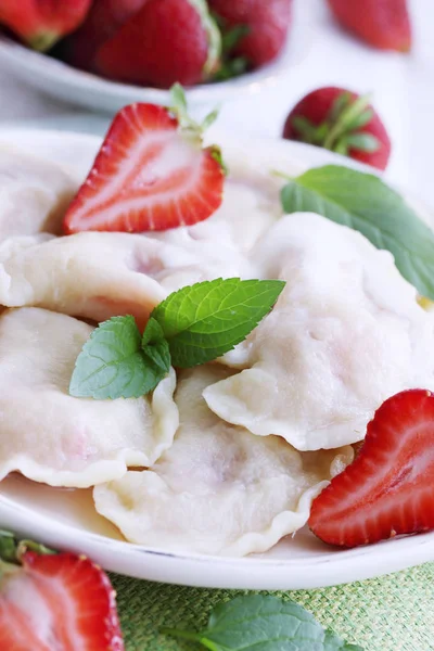 Dumplings Fresh Strawberries Cream Mint — Stock Photo, Image