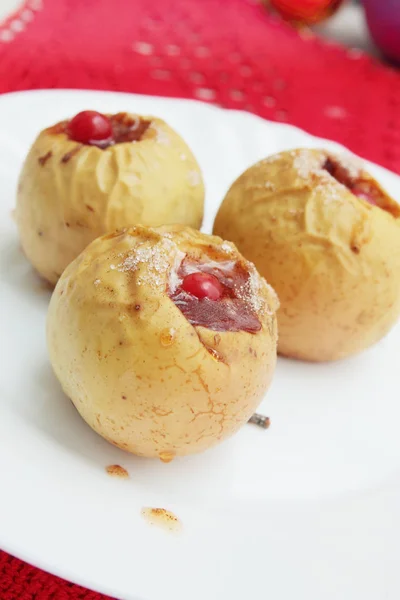 Äpfel Mit Preiselbeeren Gebacken Mit Zimt Und Zucker — Stockfoto