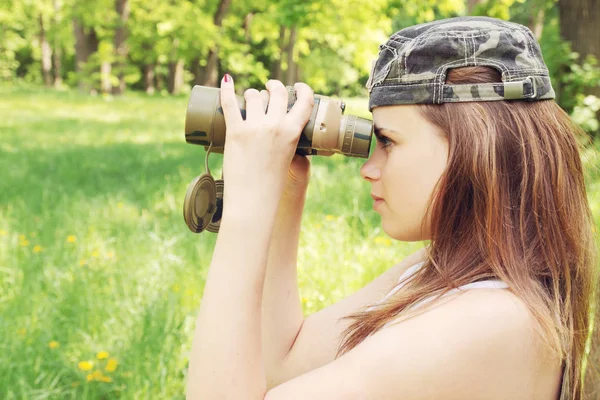 Mooie Vrouw Een Cap Zoek Door Middel Van Verrekijkers — Stockfoto