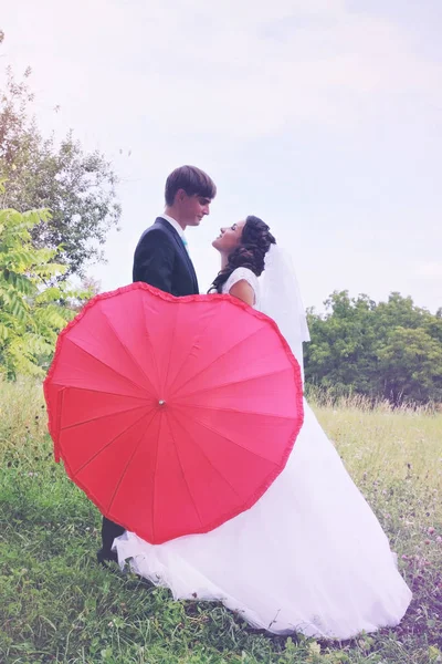 Bruid Bruidegom Met Een Rode Paraplu Vorm Van Hart — Stockfoto