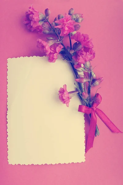 Cartão Velho Com Pequeno Buquê Floral — Fotografia de Stock