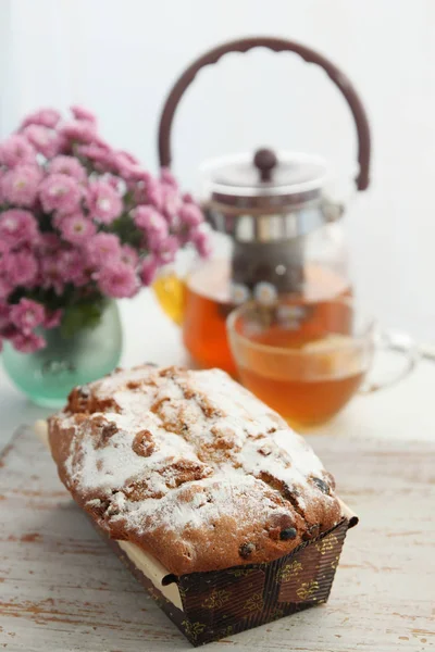 Rostiger Rechteckiger Kuchen Auf Einem Holzbrett — Stockfoto