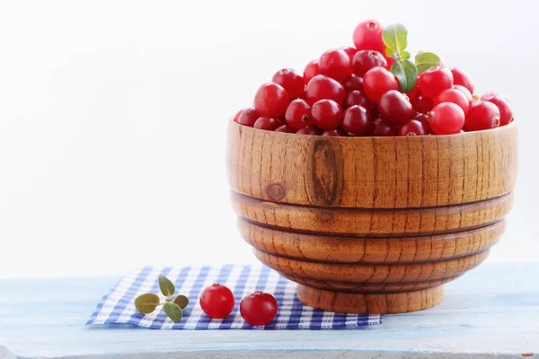 Cranberries Maduras Suculentas Uma Tigela Madeira — Fotografia de Stock