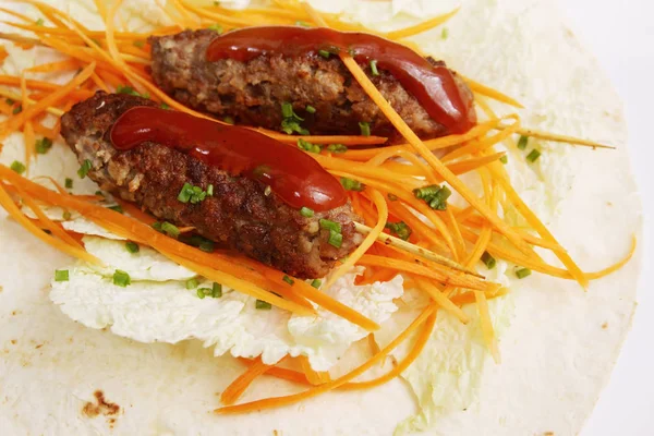 Lula Kebab Mit Salat Aus Karotten Pita — Stockfoto