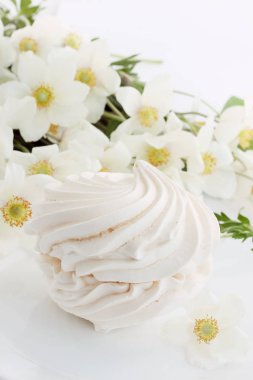 Karaca ot çiçekler ile büyük beze