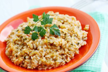 Risotto tavuk ve sebze ve maydanoz ile