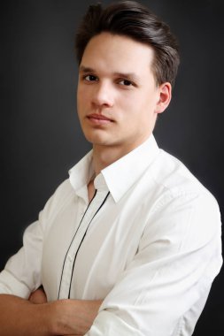 Beyaz gömlekli yakışıklı ve genç bir adam portresi