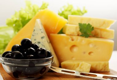 Natürmort peynir zeytin ile farklı türde