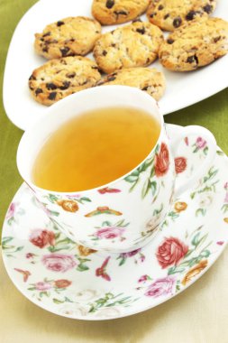 bardak yeşil çay ve kurabiye