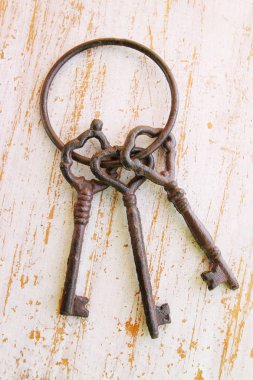 eski ahşap bir masa üzerinde tuşları demet 