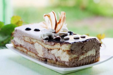 Pasta krema ve çikolata sosu ile