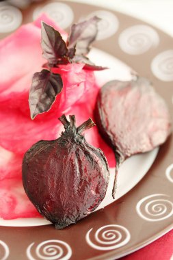 Marine lahana ve közlenmiş pancar salatası