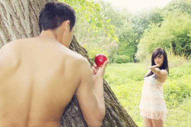 adam eve elma dışarı tutar.