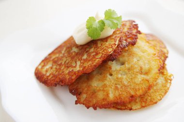 patates pankek sosu, geleneksel Ukrayna yemeği ile 
