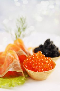 Havyar ve füme somon ile waffle sepetleri