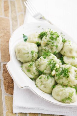 dereotu plaka ile pişmiş mantı