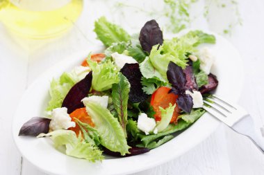 Kızarmış pancar, havuç ve peynir beyaz peynir salatası