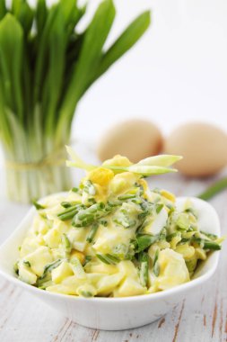 ramson ve ahşap tahta üzerinde yumurta salatası