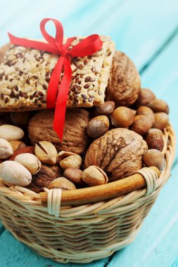 Ceviz, badem, fıstık bir hasır sepet için