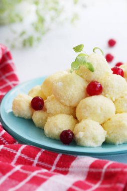 bir tabakta cranberries ile tembel köfte