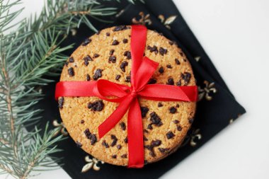 bir kırmızı yay ile çikolatalı kurabiye