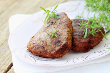 domuz eti şnitzel ile plaka üzerinde taze kokulu