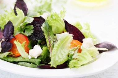Kızarmış pancar, havuç ve peynir beyaz peynir salatası