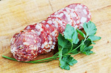 Çavdar ekmeği ile baharat ile tütsülenmiş sosis