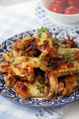 Kırmızı pişmiş tavuk kanadı bir plaka üzerinde