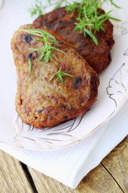 domuz eti şnitzel ile plaka üzerinde taze kokulu