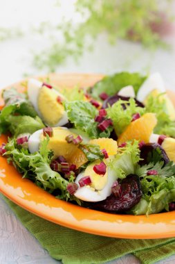 iştah açıcı salata sebze, yumurta ve portakal ile