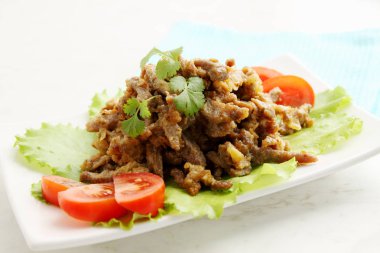 domates, marul ve Salantro ile sığır straganof 