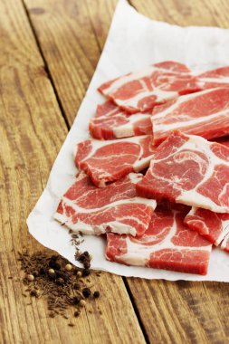 Tahtada baharatlı çiğ et.