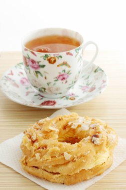 Sabah kahvaltı/pasta pasta ve çay olduğunu