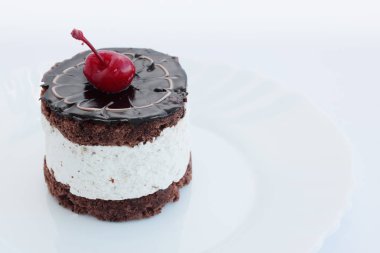 çikolata ve kiraz ile hafif kremalı tatlı