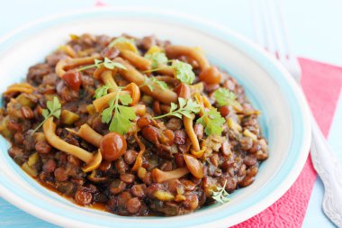 Mercimek yahnisi mavi üzerinde yabani mantar ile