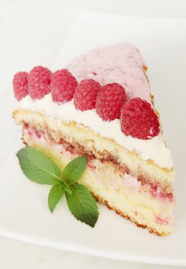 Ahududu ve ekşi krema ile sünger kek