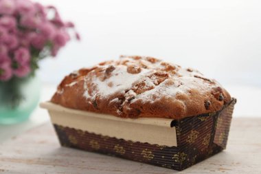 ahşap tahta üzerinde kırmızı dikdörtgen kek