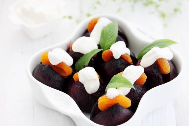 Kuru Kayısı ve ekşi krema ile pişmiş pancar