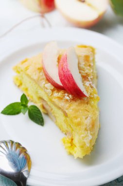 Charlotte - elma ile kek bisküvi hamur tatlısı