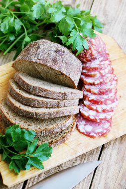 Çavdar ekmeği ile baharat ile tütsülenmiş sosis