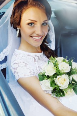 bir buket gül arabada oturan güzel gelin